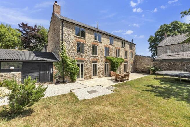 5 bed property, in Dalwood, £995,000