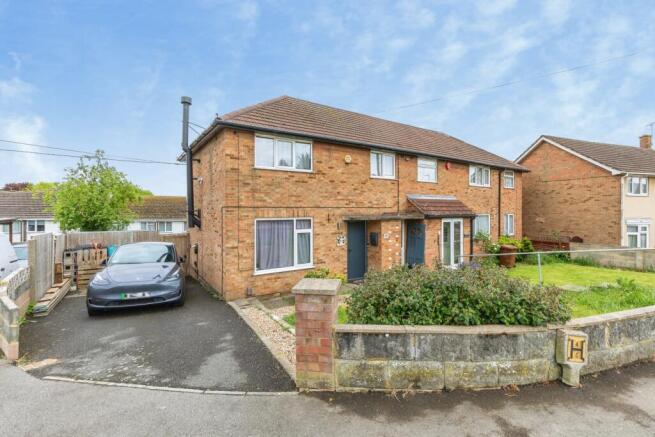 3 bed property, in Clifton Close, £325,000