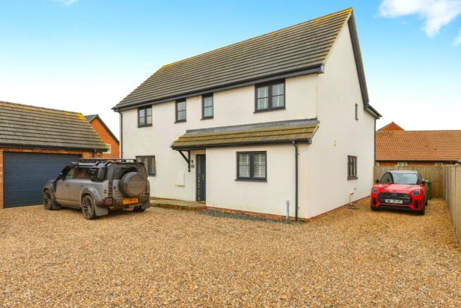 4 bed property, in The Conifers, £525,000