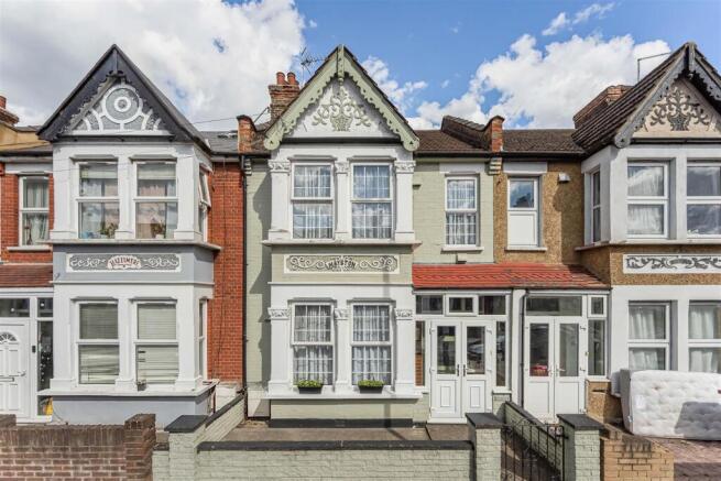 3 bed property, in Winchester Road, £575,000