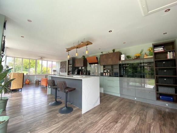 3 bed property, in Chapel Road, £550,000