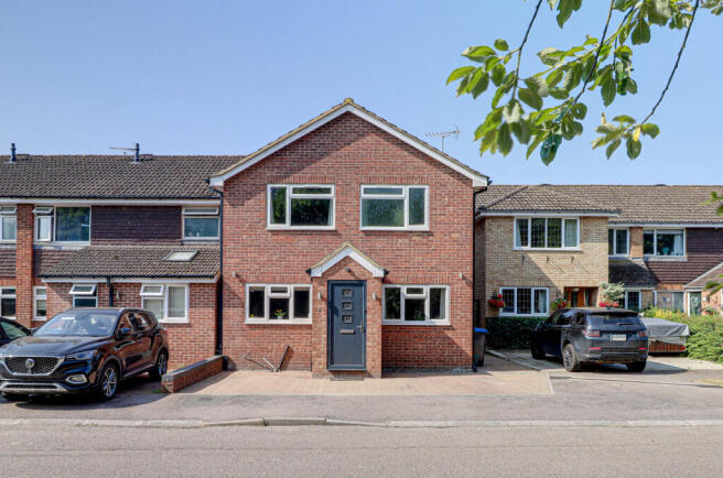 3 bed property, in Long Meadow, £625,000