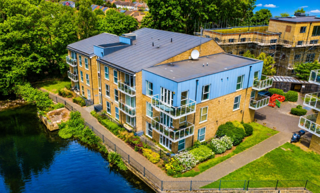 1 bed property, in Basildon Court, £240,000