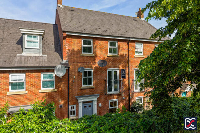 3 bed property, in Finedon Road, £260,000
