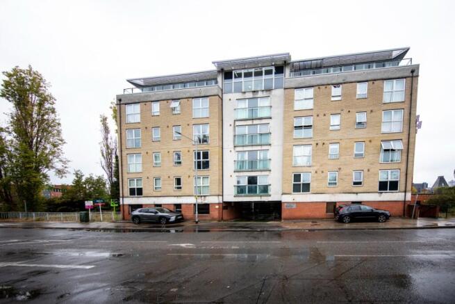 2 bed property, in Pooleys Yard, £125,000