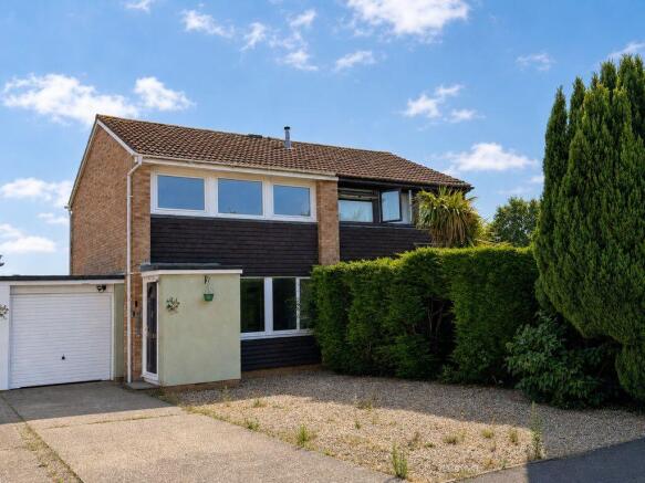 2 bed property, in Millers Way, £170,000