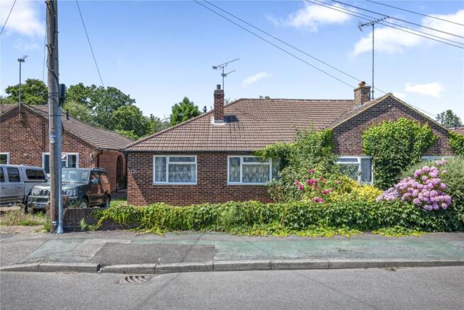 3 bed property, in Knaphill, £449,950