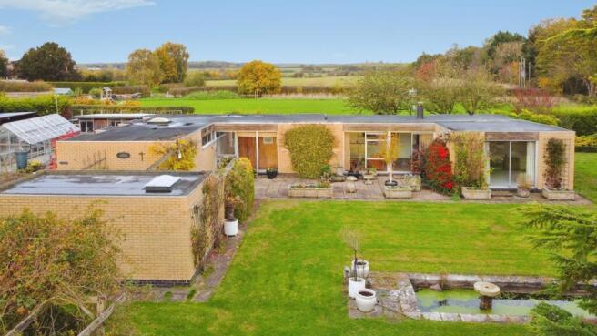 4 bed property, in Barlings Lane, £450,000