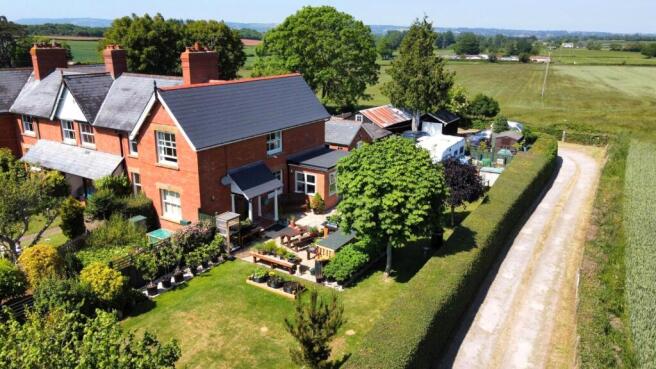 3 bed property, in Orchard Portman, £365,000