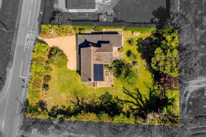 4 bed property, in Horseshoe Road, £450,000