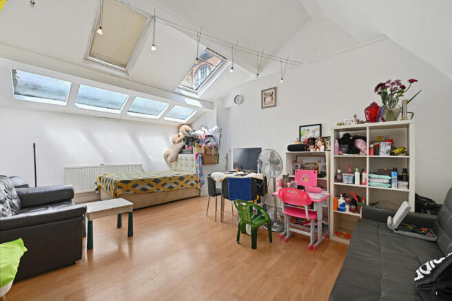 1 bed property, in High Street, £200,000