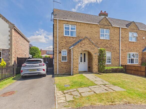 3 bed property, in St. Andrews Walk, £240,000