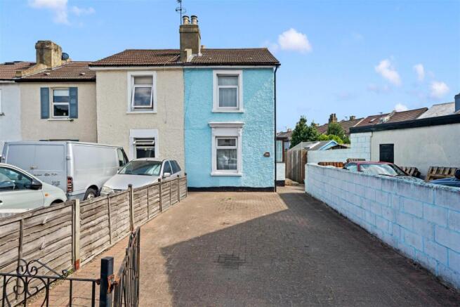 2 bed property, in Whitehorse Lane, £350,000