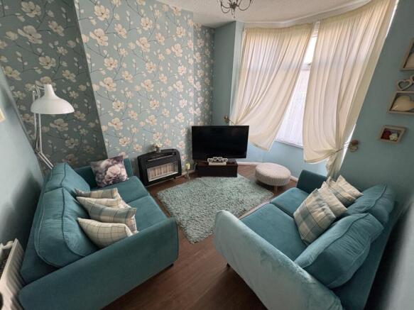 3 bed property, in Worcester Street, £80,000