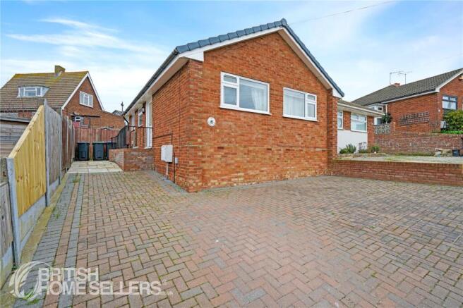 2 bed property, in Woodrow Chase, £270,000