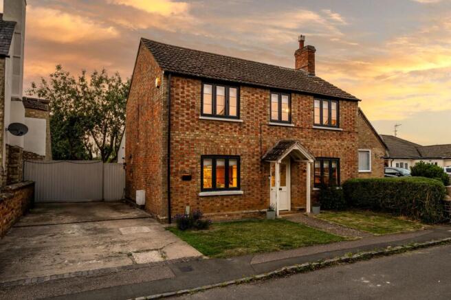 4 bed property, in Upper Street, £600,000