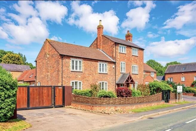 4 bed property, in Glebe Farm, £575,000