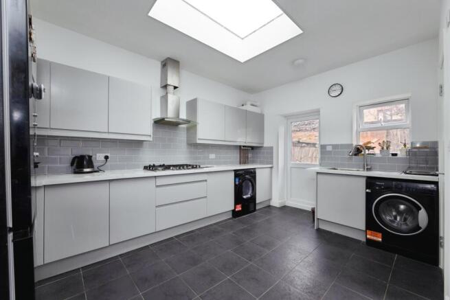 3 bed property, in Knotts Green Road, £585,000