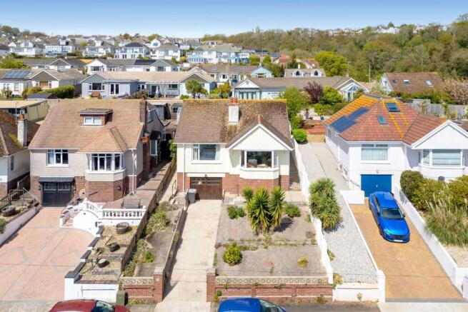 2 bed property, in Cecilia Road, £310,000