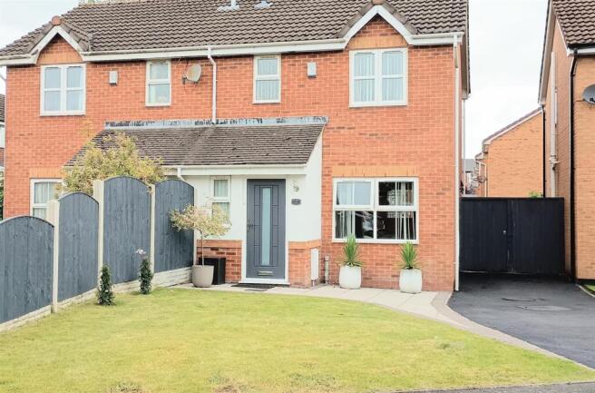 3 bed property, in Headingley Ave, £220,000
