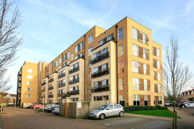 2 bed property, in Greenbank Court, £365,000