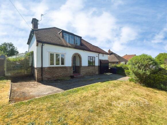 3 bed property, in Tongham Road, £600,000