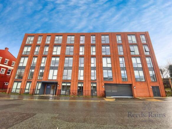 2 bed property, in Richmond Row, £180,000