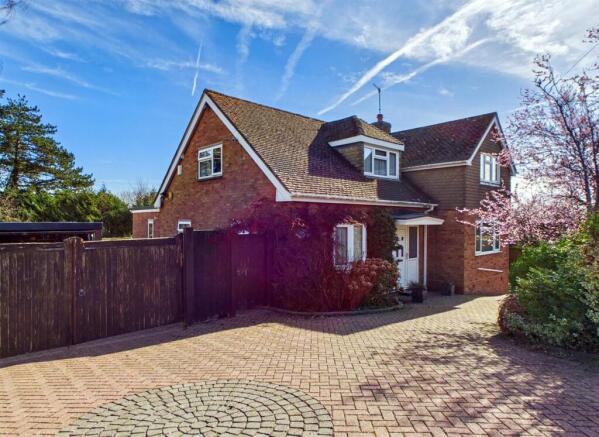 4 bed property, in Peachfield Close, £580,000