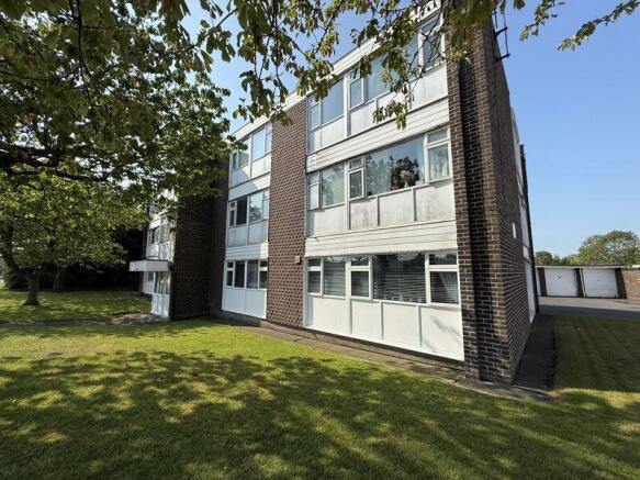2 bed property, in Elsdon Avenue, £70,000