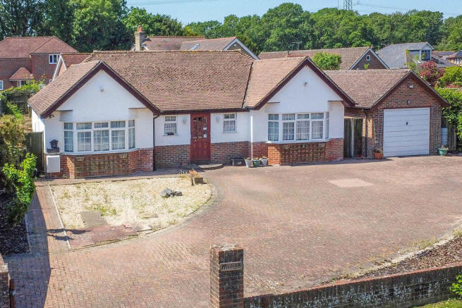 3 bed property, in Pooks Green, £585,000