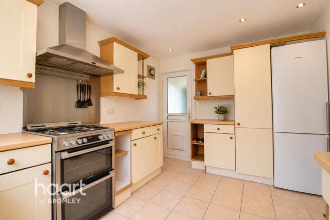4 bed property, in Bromley BR1, £1,100,000