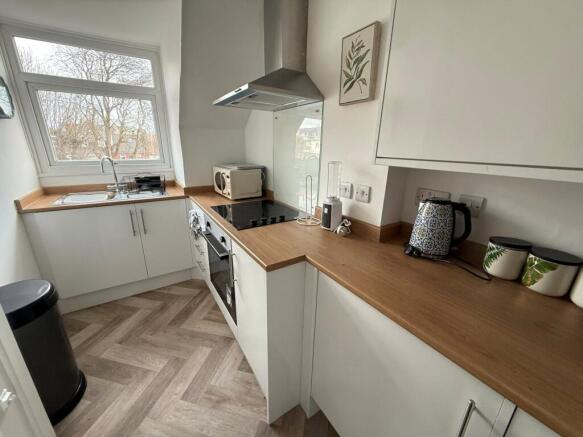 5 bed property, in Garfield Road, £290,000