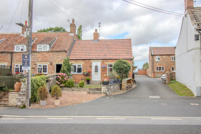 2 bed property, in Sevenfields Farm Cottages, £195,000