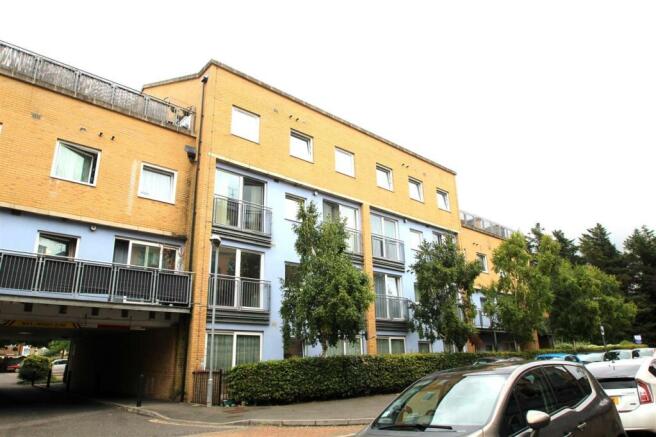 2 bed property, in Wooldridge Close, £180,000