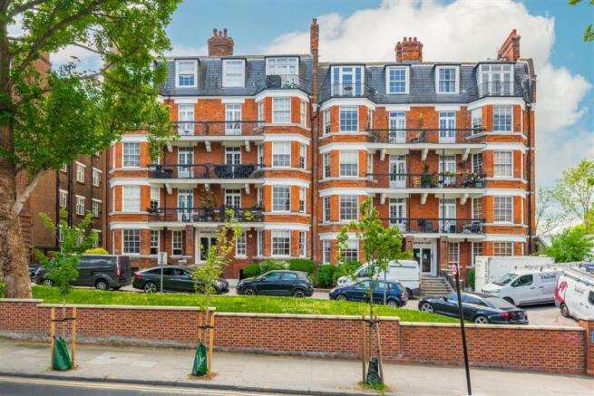 2 bed property, in Shoot Up Hill, £500,000