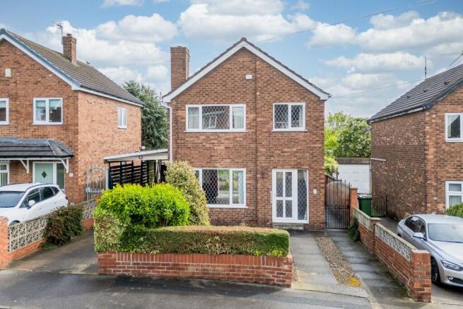 3 bed property, in Davis Avenue, £210,000