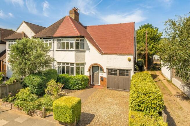 3 bed property, in Cardinals Walk, £1,325,000