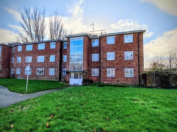 2 bed property, in Old Ruislip Road, £255,000