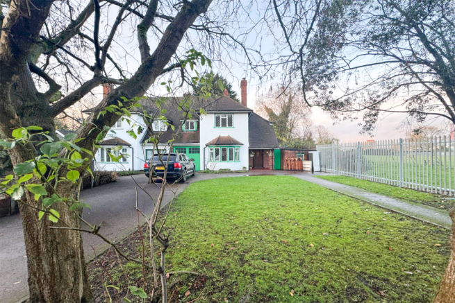 3 bed property, in Waynflete Avenue CR0, £595,000