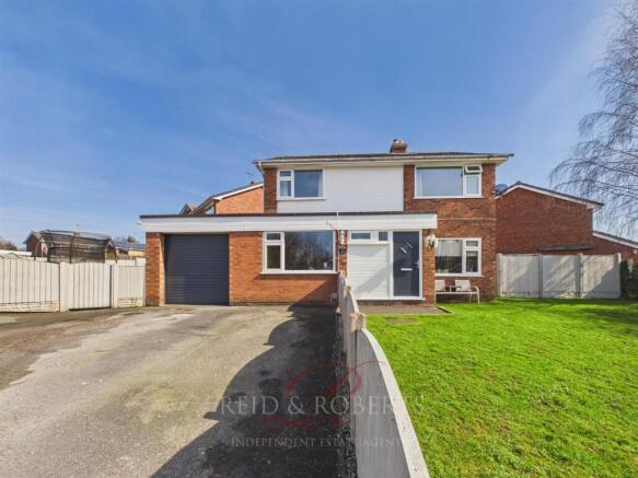 4 bed property, in Ffordd Pentre, £350,000