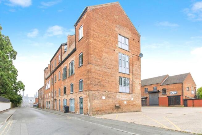 2 bed property, in Wharf Street, £285,000