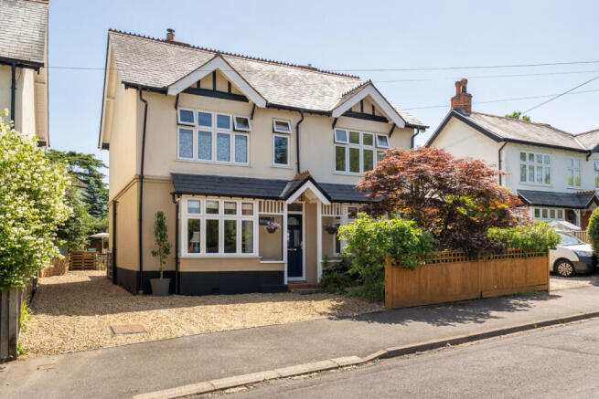 5 bed property, in Pinewood Hill, £850,000