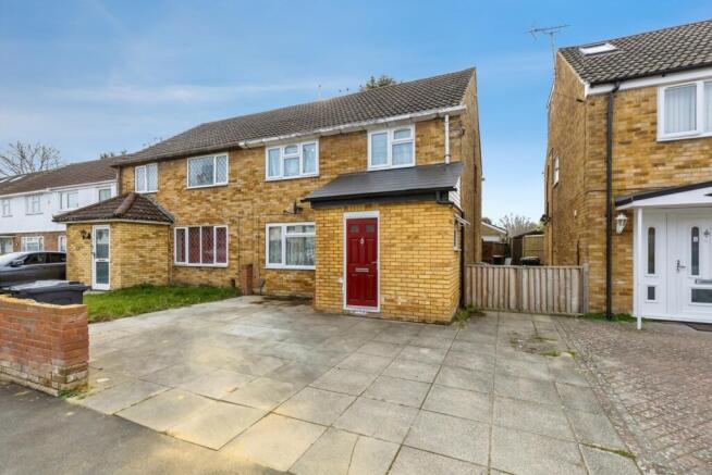 3 bed property, in Parkway, £425,000