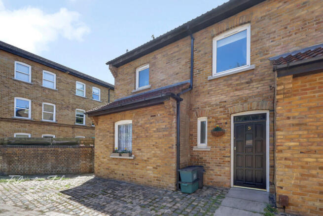 3 bed property, in Raynor Place, £900,000