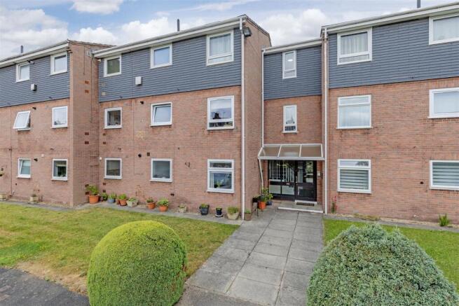 2 bed property, in Newbold Back Lane, £145,000