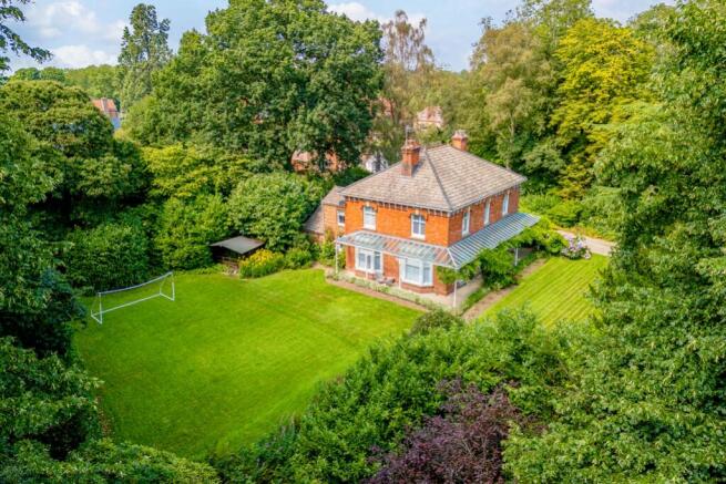 4 bed property, in Boston Road, £725,000