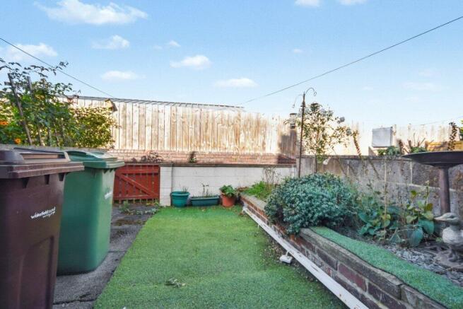 2 bed property, in Earl Street, £110,000