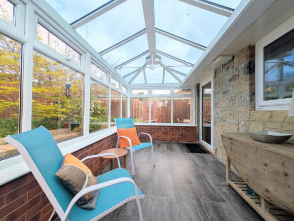3 bed property, in Hutchinson Drive, £400,000