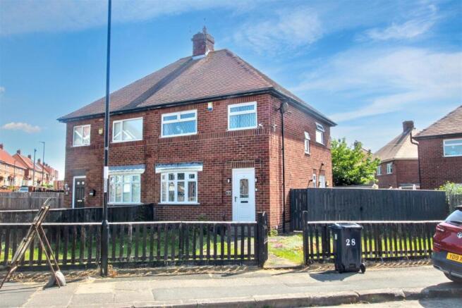 3 bed property, in Powis Road, £90,000