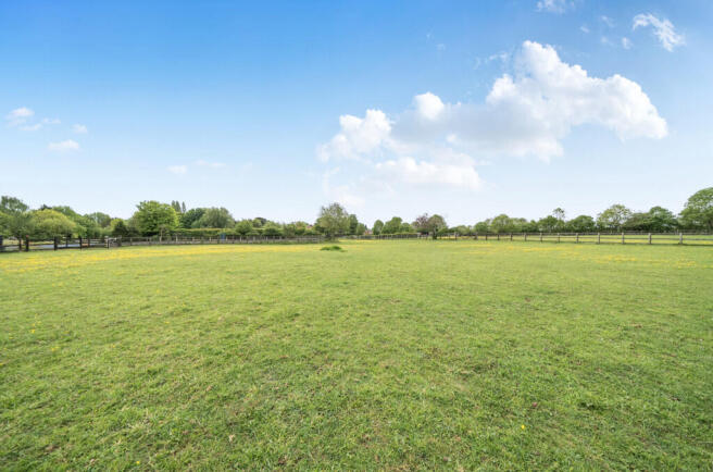 4 bed property, in Smithland Court, £900,000